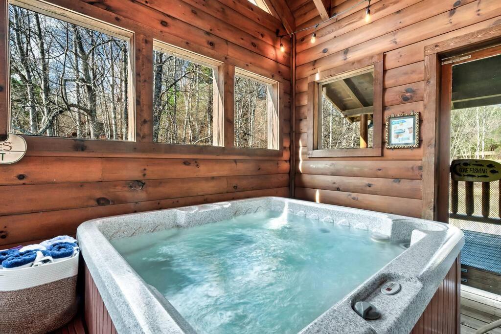 Villa Spectacular Mtns Views With Private Hot Tub With Pool Table And Private Pond Sevierville Exterior foto